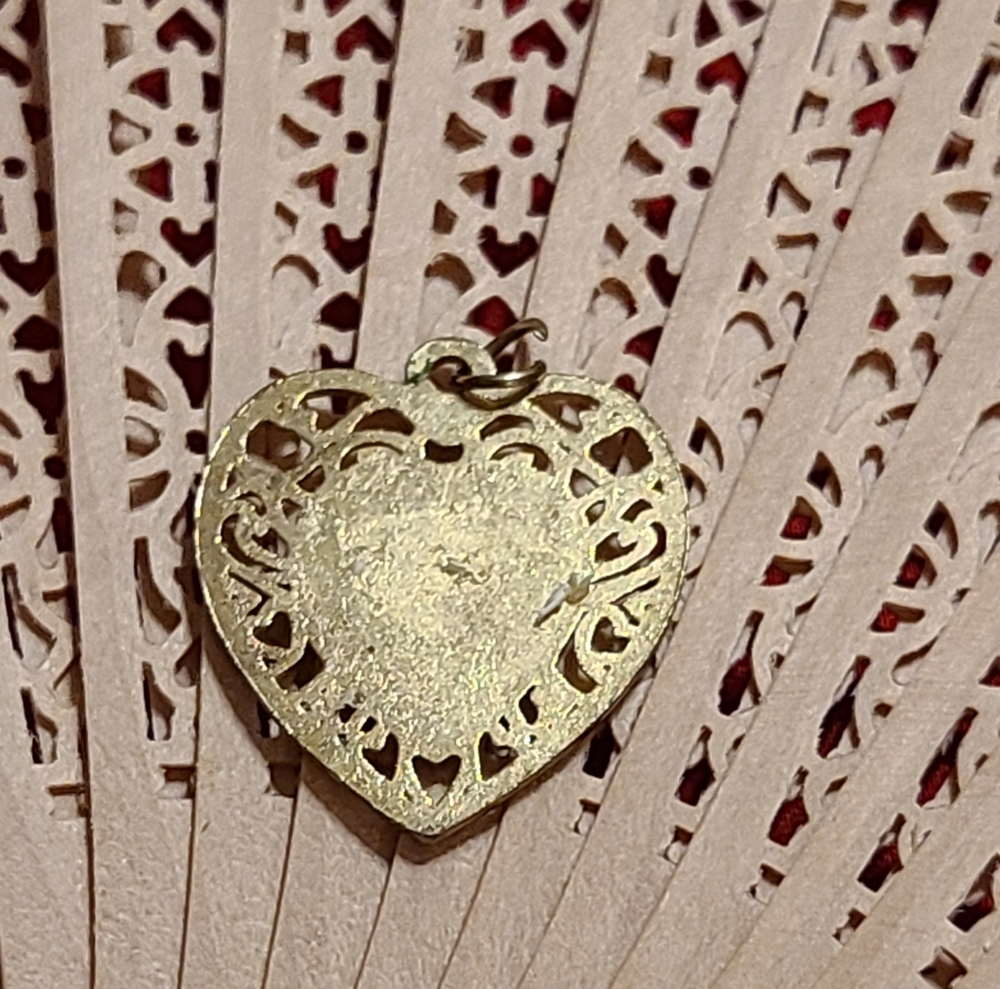 Heart-Shaped Gold Religious Pendant - Picture 3 of 7